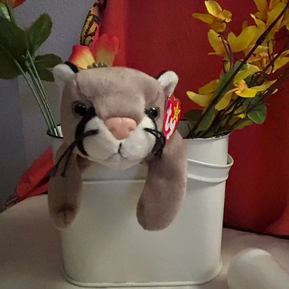 Canyon is one of the cutest kitty versions of the beanie baby series. - Picture 2 of 13